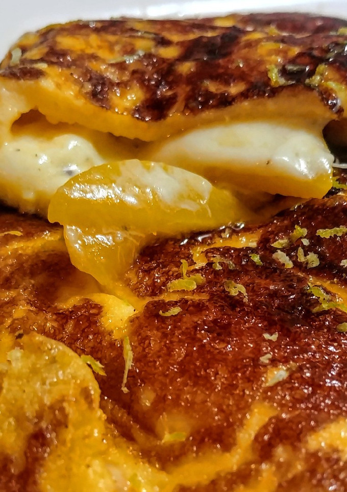 Una foto de OMELLETTE Rellena con Duraznos🍑y queso Mozzarella...!
