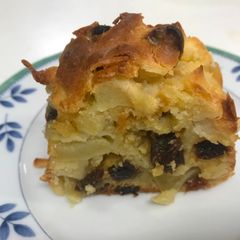 A picture of Apple raisin cake.