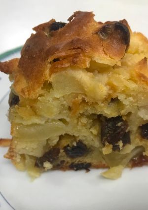 A picture of Apple raisin cake.