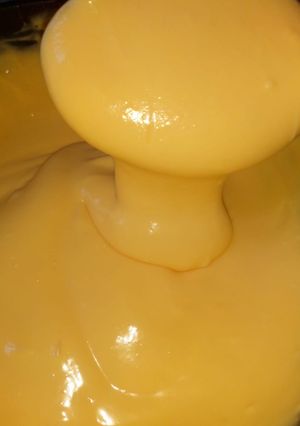 Una foto de Cobertura Cremosa de Maracuyá - Creme de Maracuja para Bolos Receta Popular de Brasil 🇧🇷