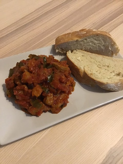 Una foto de Frito de magra con tomate 🍅