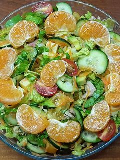 Una foto de Ensalada de pollo y queso agridulce