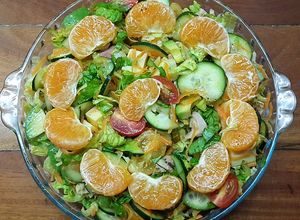 Una foto de Ensalada de pollo y queso agridulce