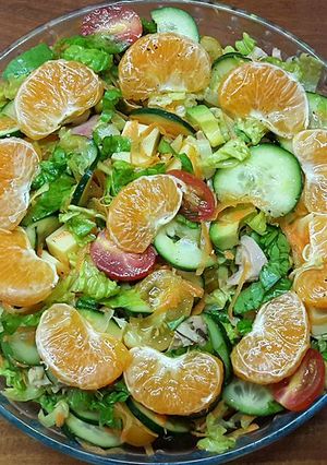 Una foto de Ensalada de pollo y queso agridulce