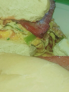 Una foto de Sándwich huevo con queso y jamón
