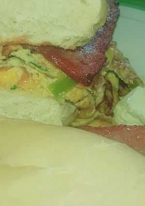 Una foto de Sándwich huevo con queso y jamón