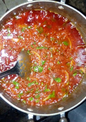 A picture of Tomato stew with green pepper.