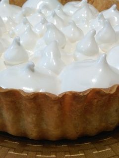 Una foto de Tarta de manzana, almendras y merengue de naranja dulce
