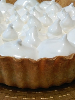 Una foto de Tarta de manzana, almendras y merengue de naranja dulce