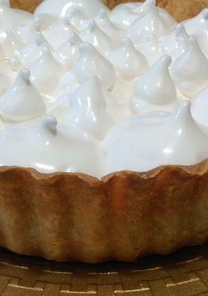 Una foto de Tarta de manzana, almendras y merengue de naranja dulce