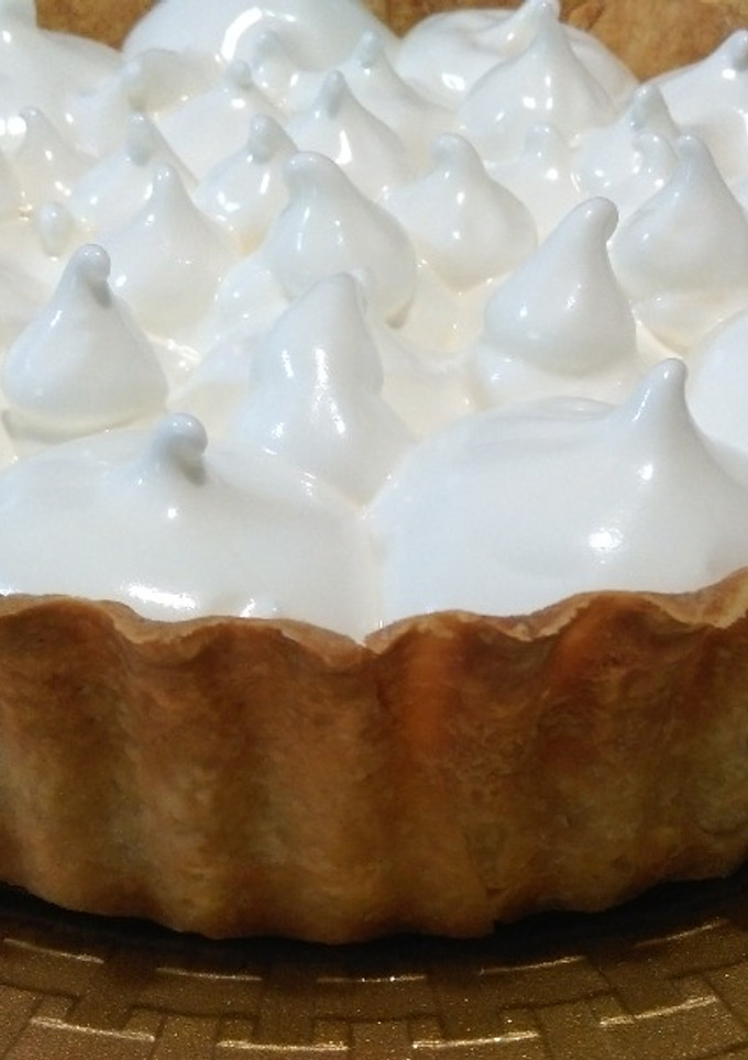 Una foto de Tarta de manzana, almendras y merengue de naranja dulce