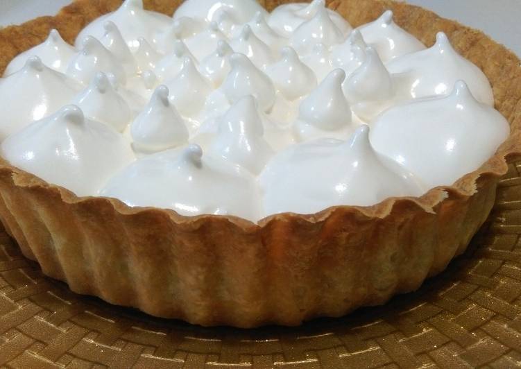 Tarta de manzana, almendras y merengue de naranja dulce