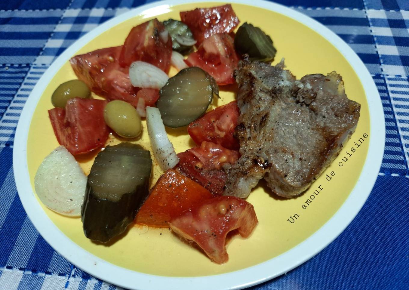 Viande grillée accompagnée de salade 🍴