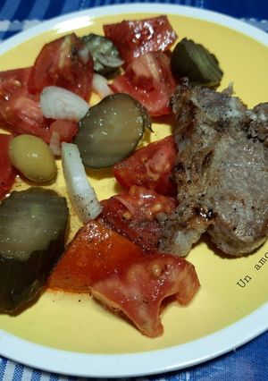 Une photo de Viande grillée accompagnée de salade 🍴