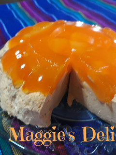 Una foto de Gelatina de naranja, nuez y duraznos