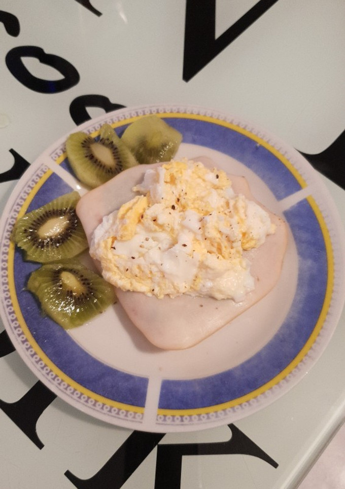 Una foto de Tosta de maíz con aguacate y huevo