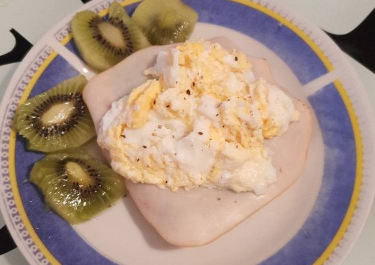 Tosta de maíz con aguacate y huevo