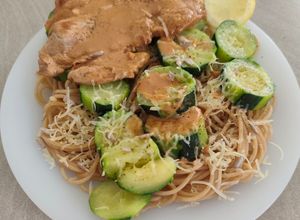 Une photo de Escalope de Veau Sauce Citronnée avec Spaghetti et Courgettes