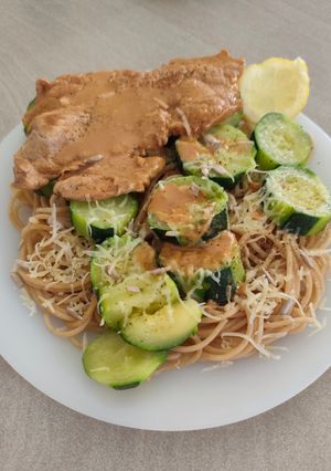 Une photo de Escalope de Veau Sauce Citronnée avec Spaghetti et Courgettes