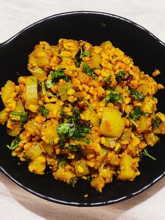दूधीची भाजी मूग डाळ लावून (dudhichi bhaji moong dal ghalun recipe in marathi) रेसिपी चे मुख्य फोटो