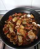 Bacalao con tomate pimientos y almejas
