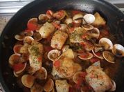 Una foto de bacalao con tomate