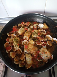 Una foto de Bacalao con tomate pimientos y almejas
