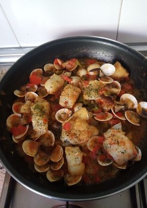 Una foto de Bacalao con tomate pimientos y almejas