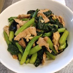 A picture of Kale with Pork Slices.