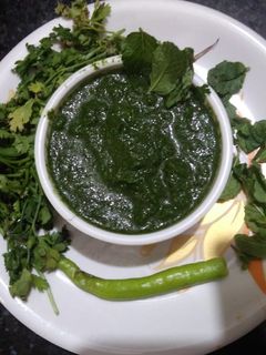 ધાણા ફુદીના ની ચટણી (Dhana Pudina Chutney Recipe In Gujarati) રેસીપી મુખ્ય ફોટો