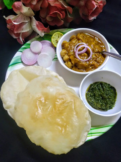 छोले भटूरे(chole bhature recipe in hindi) रेसिपी मुख्य फोटो
