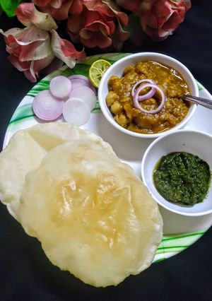 छोले भटूरे(chole bhature recipe in hindi) रेसिपी मुख्य फोटो
