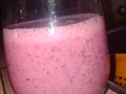 Una foto de batido de cerezas con leche