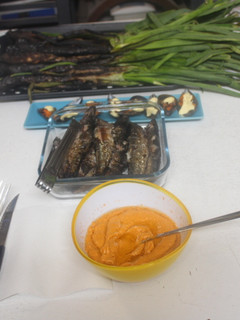 Una foto de Calçots con sardinas en fuego de leña