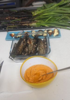 Una foto de Calçots con sardinas en fuego de leña
