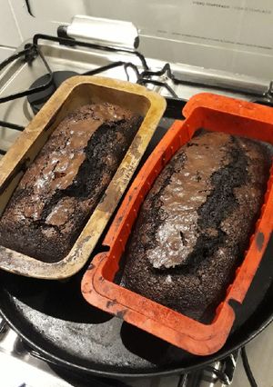 Una foto de Budín de chocolate vegano surreal