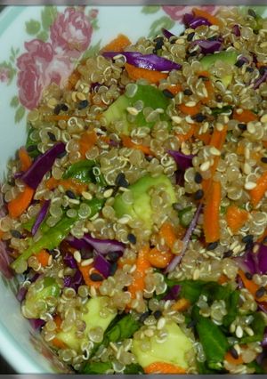Una foto de Ensalada de quinoa y vegetales