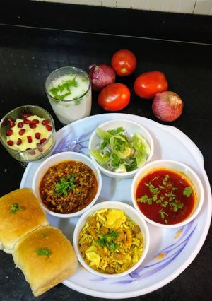 मिसळ पाव (misal pav recipe in marathi) रेसिपी चे मुख्य फोटो 