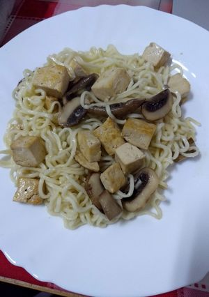 Foto de Noodles com tofu e cogumelos