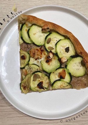 Une photo de Tarte courgette chèvre miel healthy🍯🐐