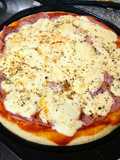 Pizza de jamón y queso