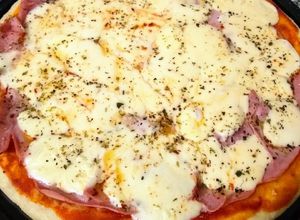 Una foto de Pizza de jamón y queso