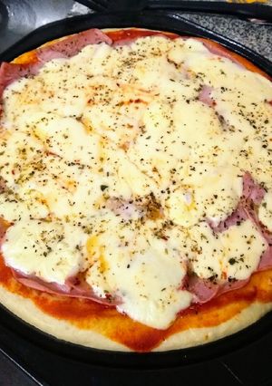 Una foto de Pizza de jamón y queso