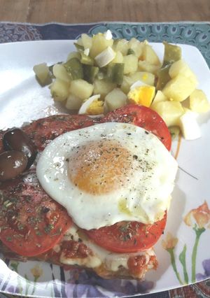 Una foto de Matambre a la pizza con ensalada
