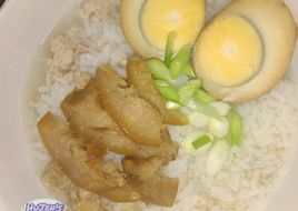 ข้าวต้มหมูสับ (Rice Porridge with Minced Pork)