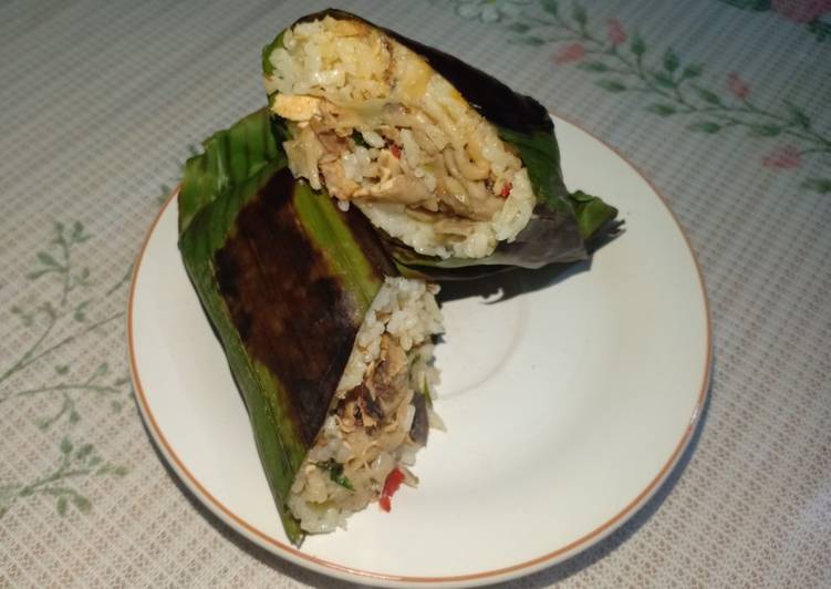 Langkah Mudah untuk Menyiapkan Nasi Bakar Ayam Tongkol Jamur, Enak
