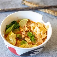 A picture of Wonton tomyum 🍜🥢.