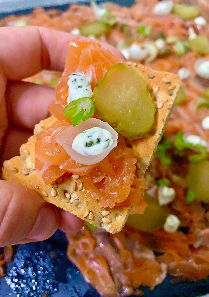 Una foto de Salmón ahumado con encurtidos