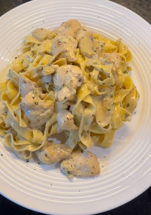 รูปของ Chicken Fettuccine Alfredo (เฟตตูชินี่อัลเฟรโด ไก่)