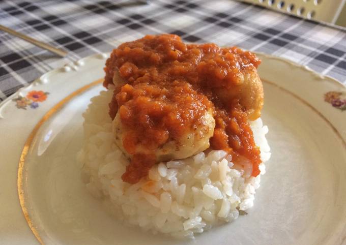 Рис с рыбными фрикадельками в томатном соусе